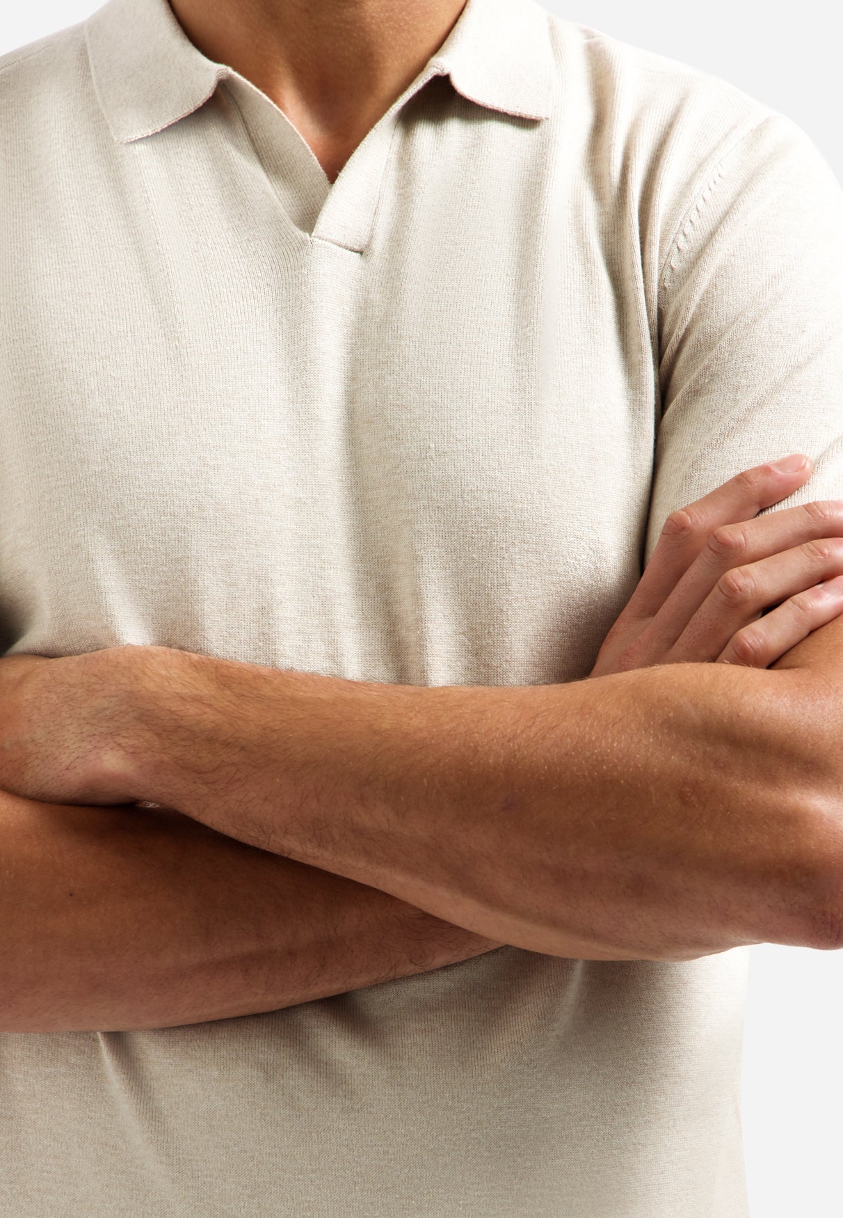 Polo tricoté à col en V | Desert