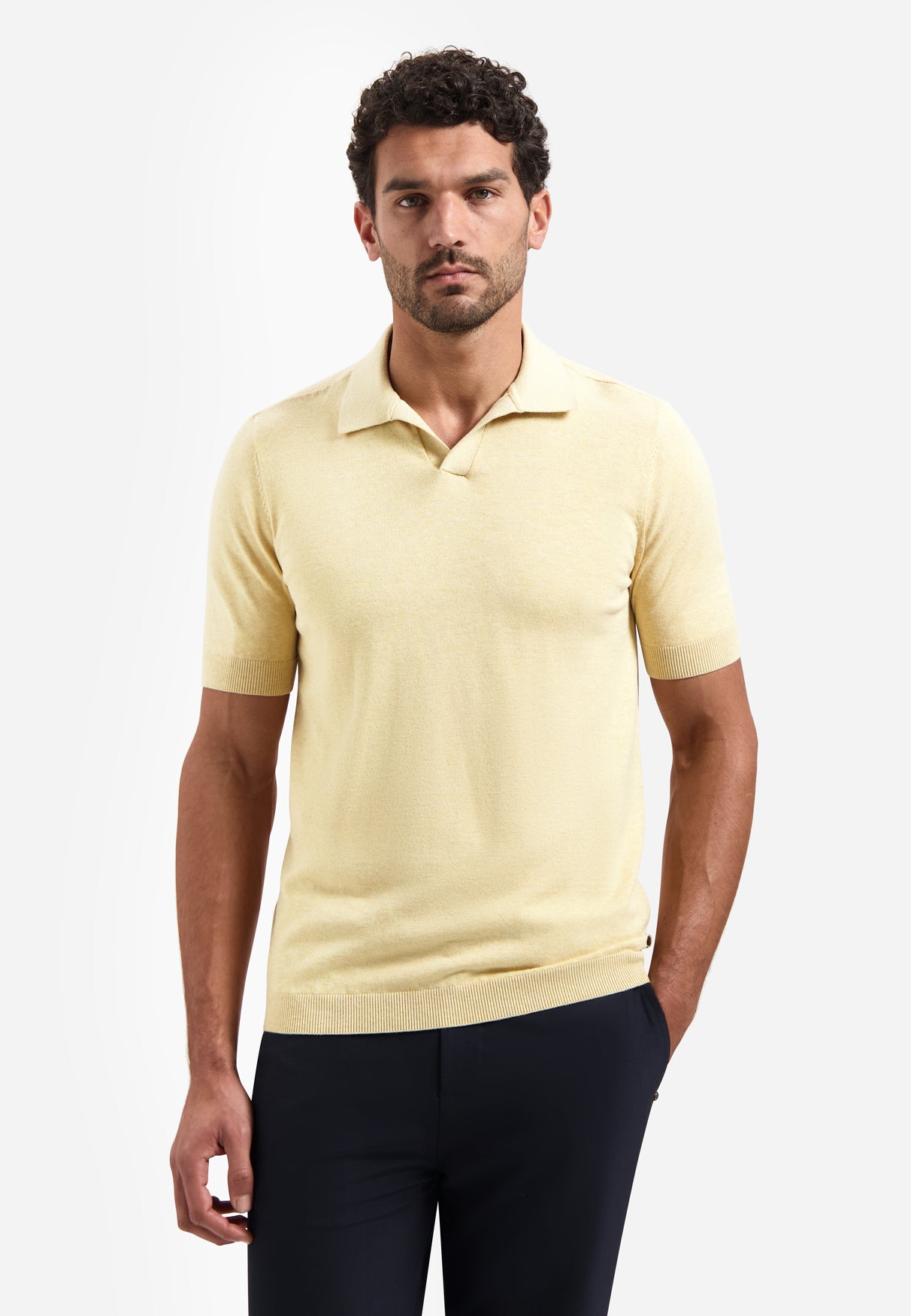Polo tricoté à col en V | Yellow