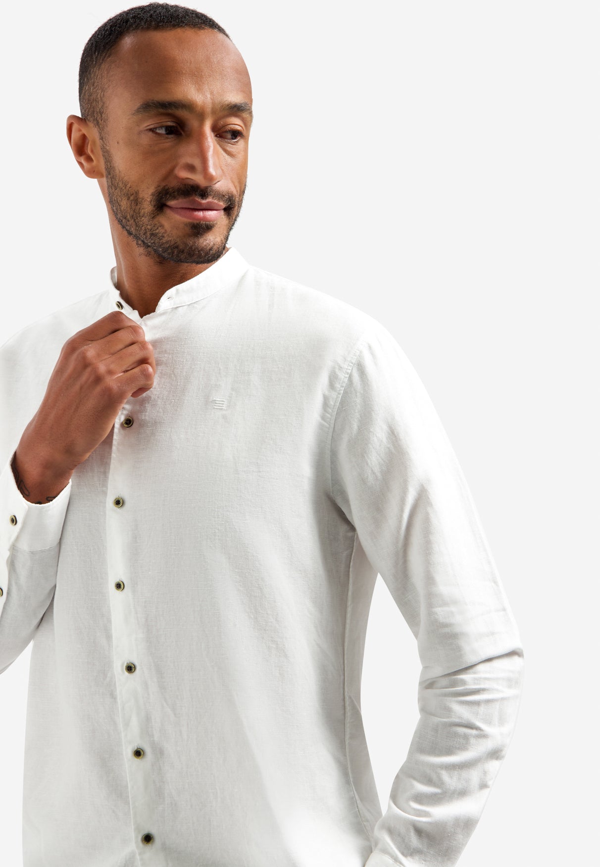 Linen-blend shirt with a stand-up collar. | White