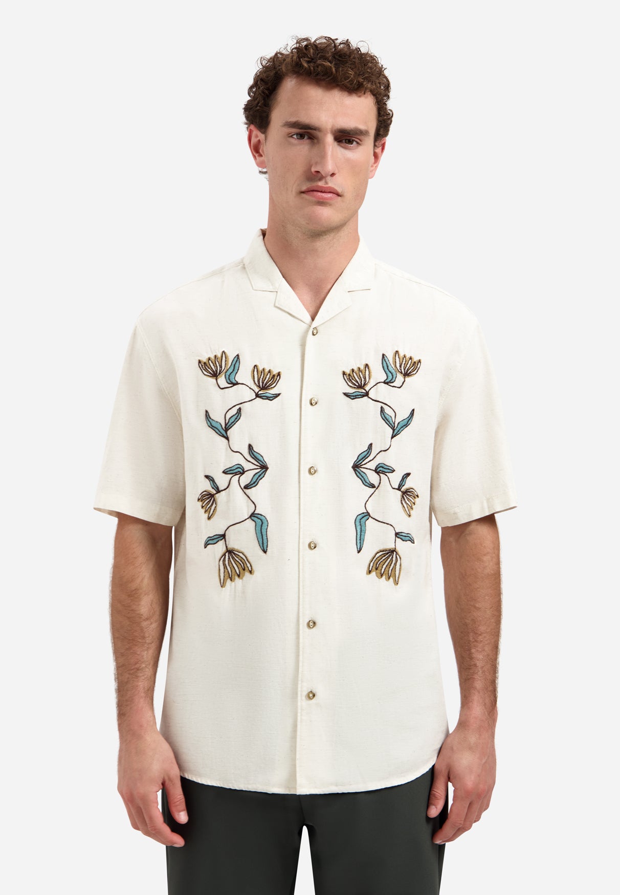 Short-sleeve shirt with embroidered flowers | Stone