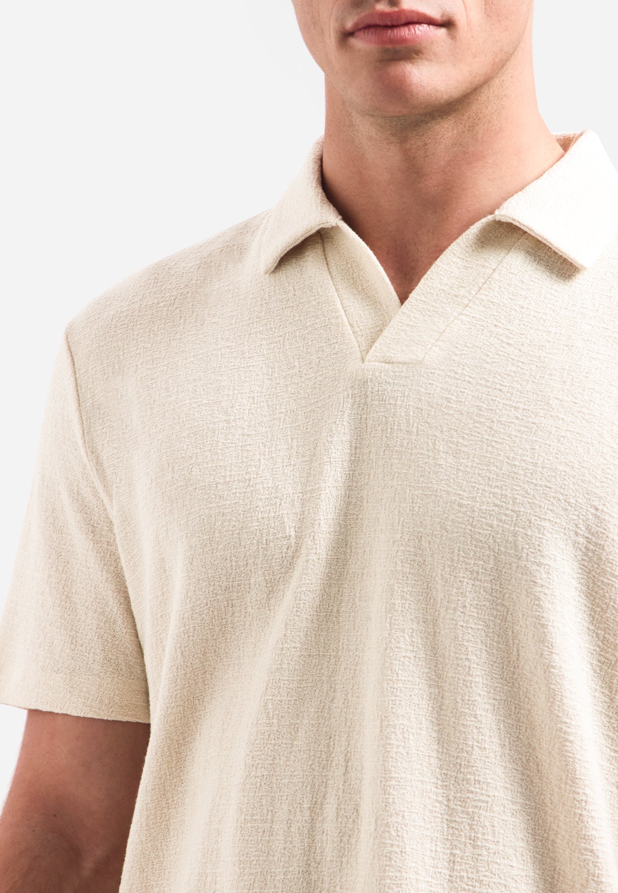 Short-sleeve textured V-neck polo | Stone