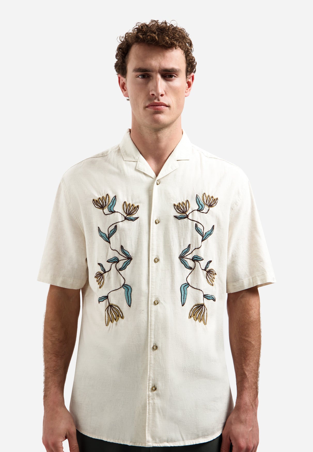 Short-sleeve shirt with embroidered flowers | Stone